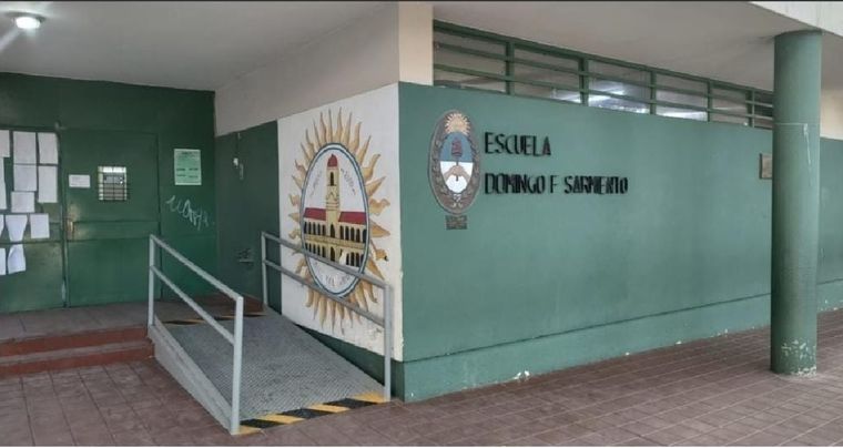 Un grupo de padres de la escuela Sarmiento reclama las pésimas condiciones de infraestructura. Foto: Gentileza