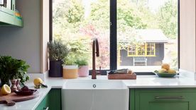 Mantener una limpieza profunda en los desagües, una de las diez acciones para prevenir que los mosquitos se instalen en la vivienda. Foto: Roundhouse