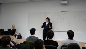 sin manuel adorni, javier milei brinda una clase de economia en una importante universidad privada sin manuel adorni, javier milei brinda una clase de economia en una importante universidad privada