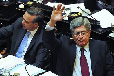 MDZol | Apoyo. El senador K y consejero Marcelo Fuentes, junto al jefe de su bancada Miguel Angel Pichetto vota ayer a los 17 polémicos conjueces.