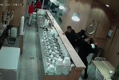 La pelea fue entre un cliente y dos trapitos Foto: Captura de video