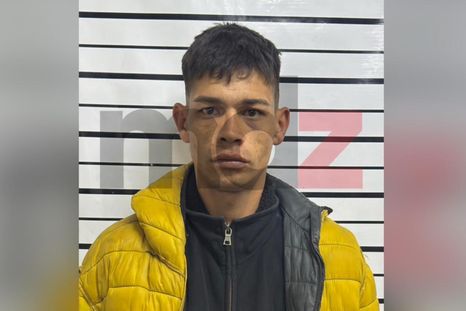 El joven de 25 años primero fue detenido por circular sin casco, pero al encontrarle un arma tumbera entre sus ropas terminó recluido en la Subcomisaría Iriarte de Las Heras. El joven de 25 años primero fue detenido por circular sin casco, pero al encontrarle un arma tumbera entre sus ropas terminó recluido en la Subcomisaría Iriarte de Las Heras.