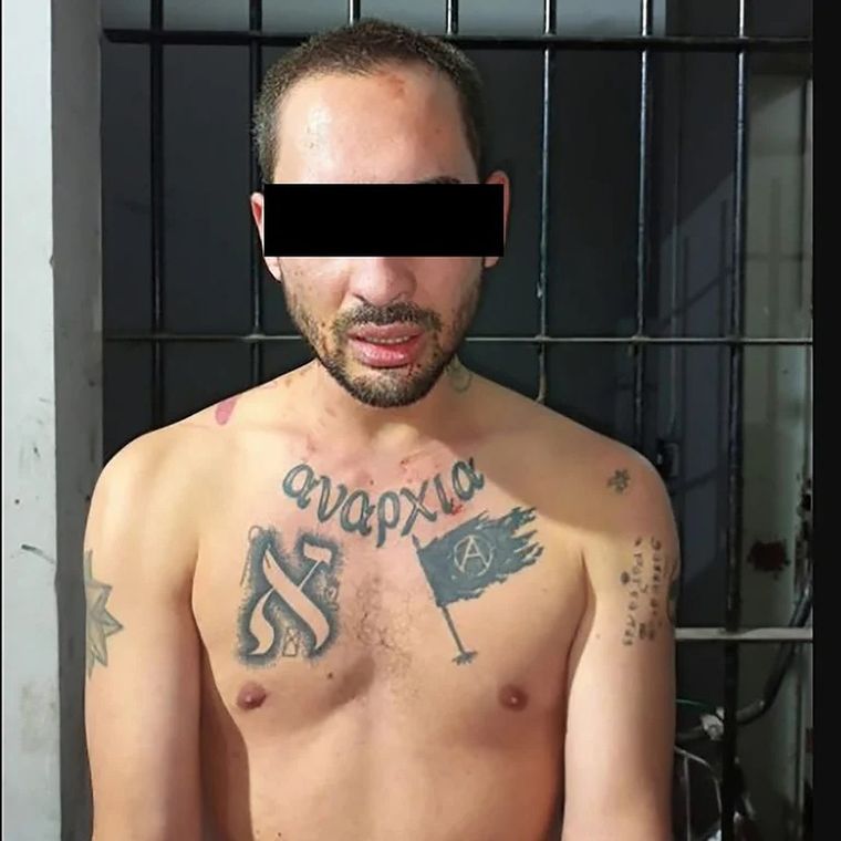 Hynts posó con sus tatuajes anarquistas en el pecho al descubierto