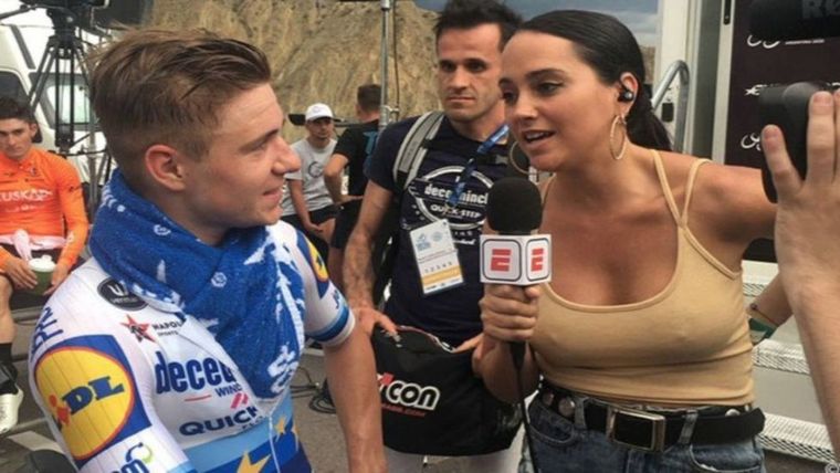 La reportera deportiva Belén Mendiguren entrevista a un ciclista en la Vuelta a San Juan, Argentina.