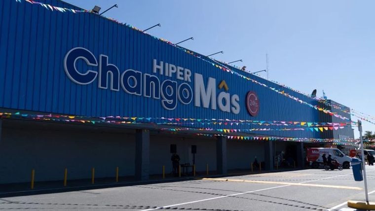 Una mujer de 83 años murió este viernes por la noche luego de sufrir una descompensación mientras realizaba compras en un hipermercado de La Plata.&nbsp;