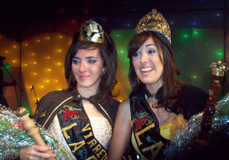 Melania, la virreina, junto a Laura Di Giuseppe, nueva Reina de la Paz. Foto: Gentileza