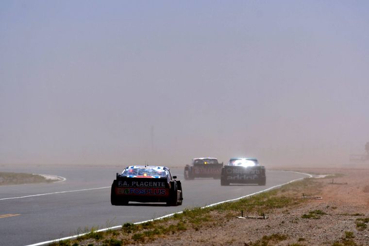 TC Neuquén Mucho viento y tierra complicaron el accionar de los pilotos