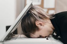 Si no puedes estar en el trabajo que amas, ama el trabajo en el que estás, expresa uno de los consejos. Foto: Ladders - https://www.theladders.com/wp-content/uploads/job-angry-191112.jpg