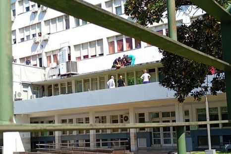 Conmoción en el Hospital Churruca: una paciente se arrojó al vacío y fue asistida de urgencia. Conmoción en el Hospital Churruca: una paciente se arrojó al vacío y fue asistida de urgencia.