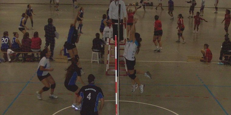 Las chicas de Saavedra y UTN-Maxi en la final del 2010. Foto: Mediamza.com