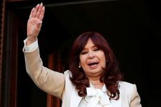 Cristina Kirchner saluda desde el edificio del Senado tras transmitir un mensaje por YouTube en el que aseguró ser víctima de una causa armada por el macrismo Foto: REUTERS