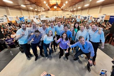 MDZol | Intendentes, legisladores y dirigentes del PJ mendocino unidos en las elecciones del año pasado. Foto: Prensa PJ