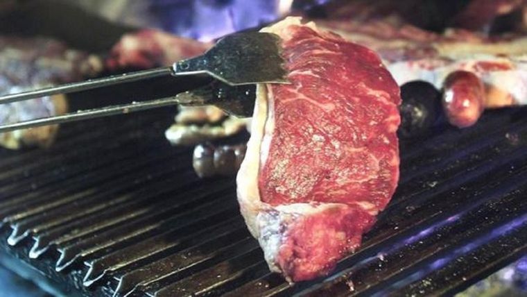 El tradicional asado de los argentinos se ha convertido en un lujo que muchos ya no pueden darse. Foto: BBC Mundo