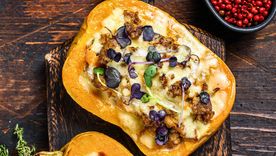 Calabaza rellena de pollo y verduras, una receta sana, económica y fácil