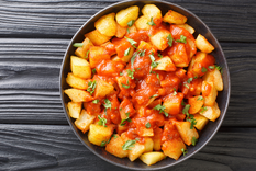 Patatas bravas caseras: un bocado irresistible Foto: Shutterstock
