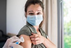 Aun después de vacunarse hay que seguir teniendo precauciones. Foto: GETTY
