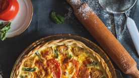 Para que la masa quede crocante abajo, el chef  Bouzada recomienda pincelar la base de la tarta con clara de huevo. Foto: Unsplash