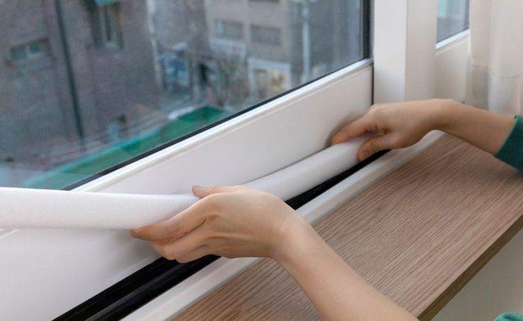 Cubrir burletes de ventanas y tapar filtraciones puede prevenir que el agua ingrese a una vivienda durante fuertes tormentas. Cubrir burletes de ventanas y tapar filtraciones puede prevenir que el agua ingrese a una vivienda durante fuertes tormentas.