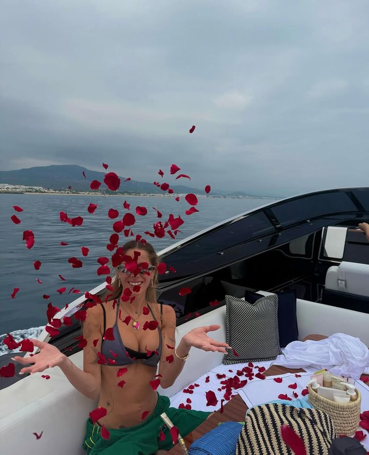 La cantante apostó a la sensualidad relajada y los detalles nostálgicos, desde la playa hasta el yate, en una serie de fotos que causaron furor. La cantante apostó a la sensualidad relajada y los detalles nostálgicos, desde la playa hasta el yate, en una serie de fotos que causaron furor.