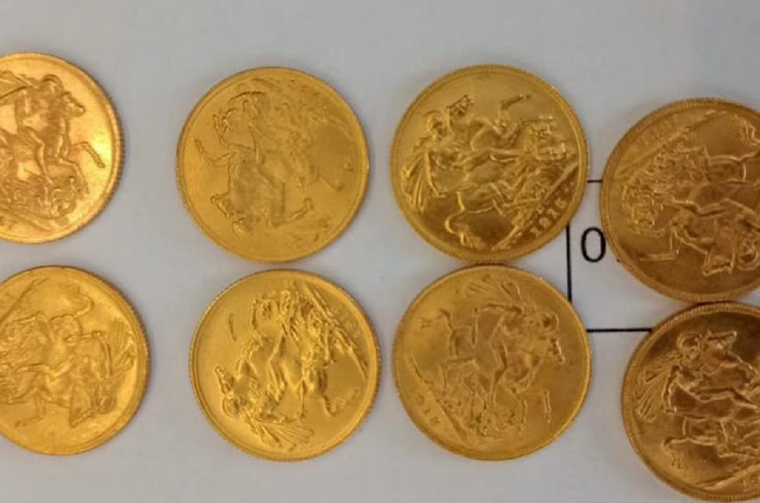 Le incautaron una colección de monedas de oro al querer viajar al exterior. Foto: AFIP-Aduana
