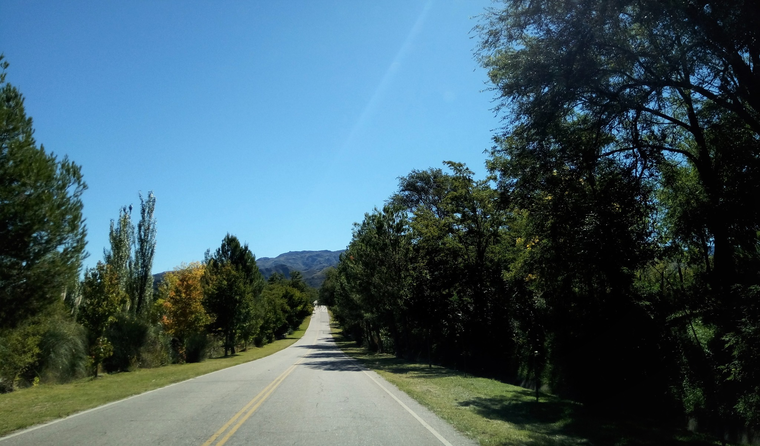 En este pueblo, los caminos rurales y las actividades de campo sostienen una escapada lejos del turismo masivo. En este pueblo, los caminos rurales y las actividades de campo sostienen una escapada lejos del turismo masivo.