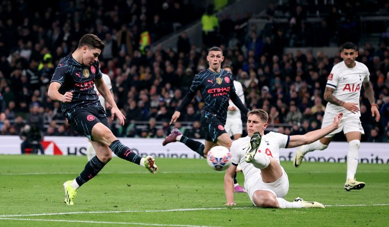 Julián Álvarez definiendo. Cuti lo mira de fondo. Foto: NA