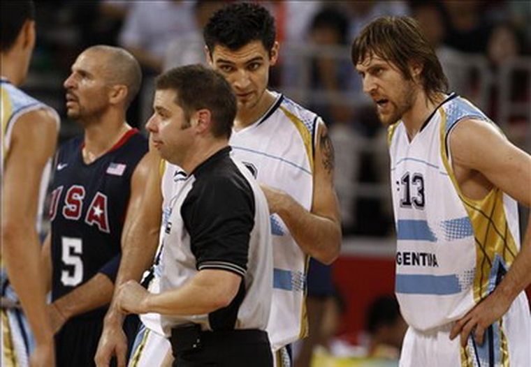 Nocioni y Delfino le protestan al juez del partido. Foto: EFE