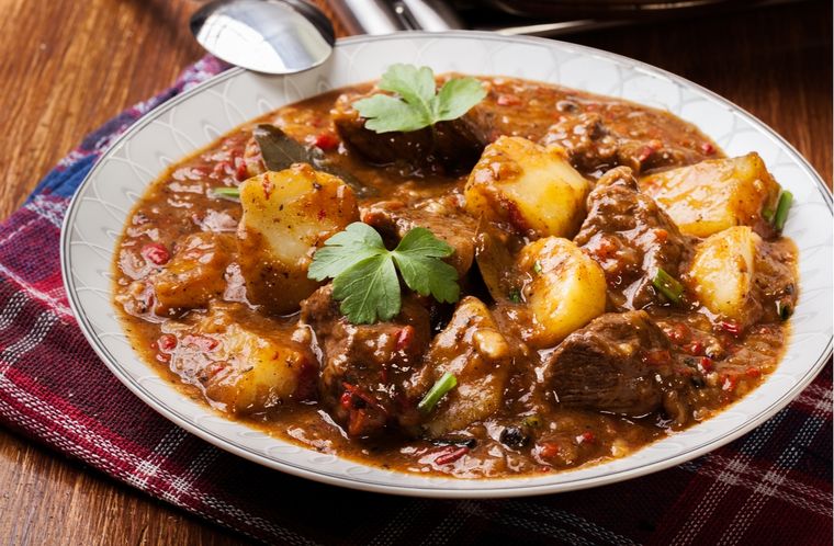 Guiso de patatas y carne Una receta simple para hacer en simples pasos Foto: Shutterstock
