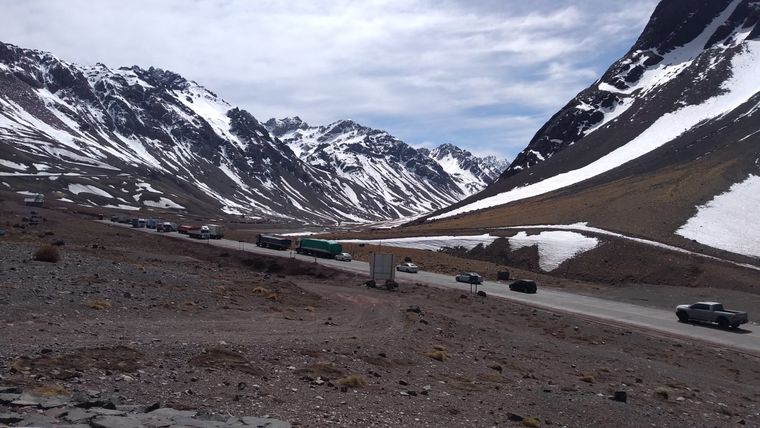 En este momento hay filas de 5 km para cruzar a Chile