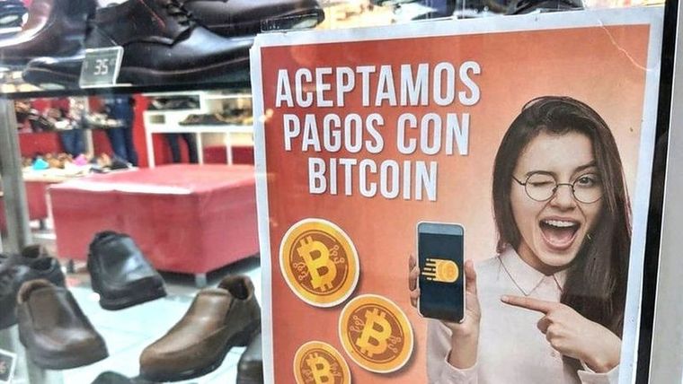 Muchas tiendas dejan en claro a los clientes que aceptan bitcoins.