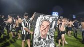 lo celebran todos: los hinchas de gimnasia coparon el cesped tras la consagracion lo celebran todos: los hinchas de gimnasia coparon el cesped tras la consagracion