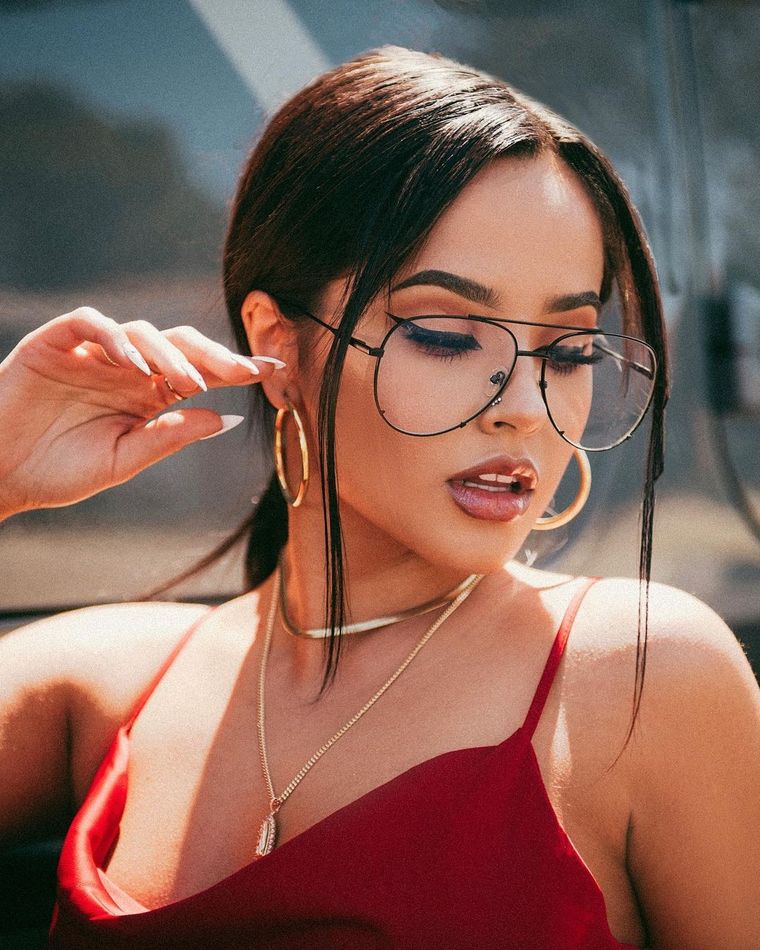 Frente al espejo con tacones de aguja la foto de Becky G que calentó Instagram Foto: Instagram