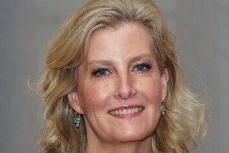 Sofía de Edimburgo se lució con un increíble vestido floral plisado. Foto: WIKIPEDIA