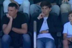 Scaloni junto a sus hijos viendo atentamente a su Mallorca ante Virrarreal.