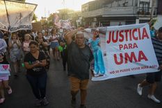 Vecinos de la familia marchan este martes para pedir justicia. Foto: Télam