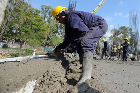 La construcción es uno de los sectores más afectados por la crisis. La construcción es uno de los sectores más afectados por la crisis.