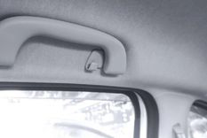 por fin hay respuesta: para esto sirve la manija que tienen los autos encima de las puertas