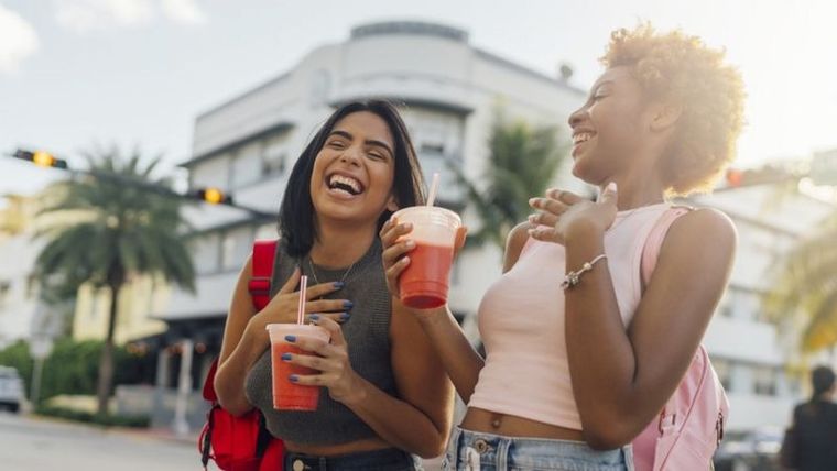 Lo que hace que elijamos a unas personas sobre otras para ser amigos se basa, segun Dunbar, en 7 pilares. Uno de ellos es tener el mismo sentido del humor. Foto: GETTY IMAGES