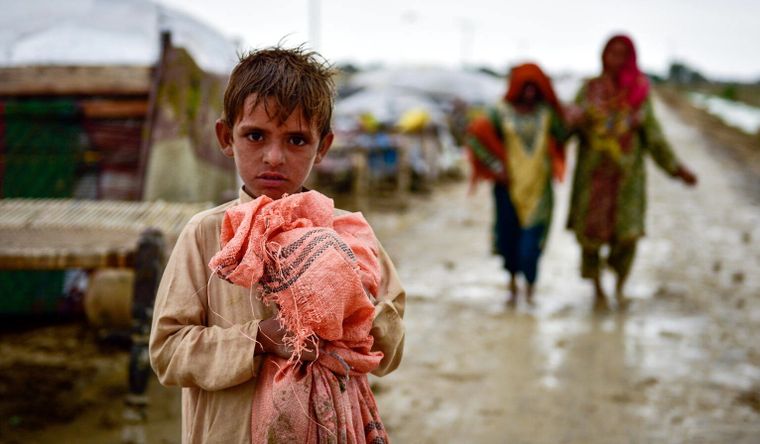 Niño paquistaní afectado por las inundaciones en Baluchistán. Foto: Dpa.
