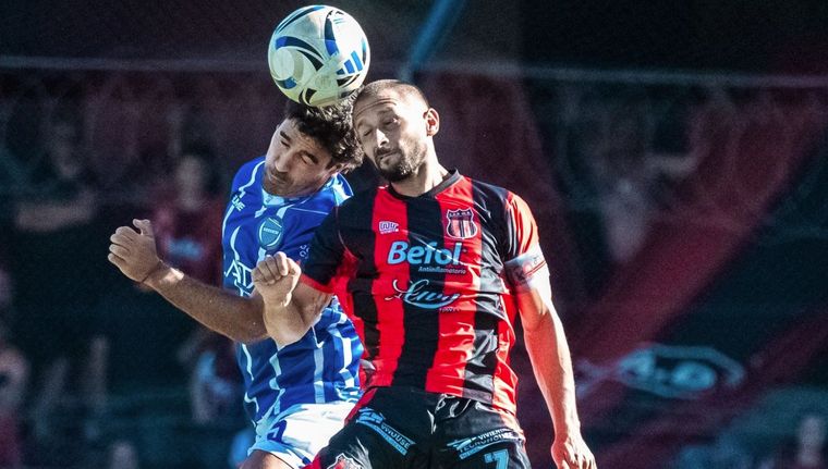 Vicente Poggi, mediocampista de Godoy Cruz, va arriba ante Ezequiel Aguirre, delantero de Defensores de Belgrano.&nbsp;