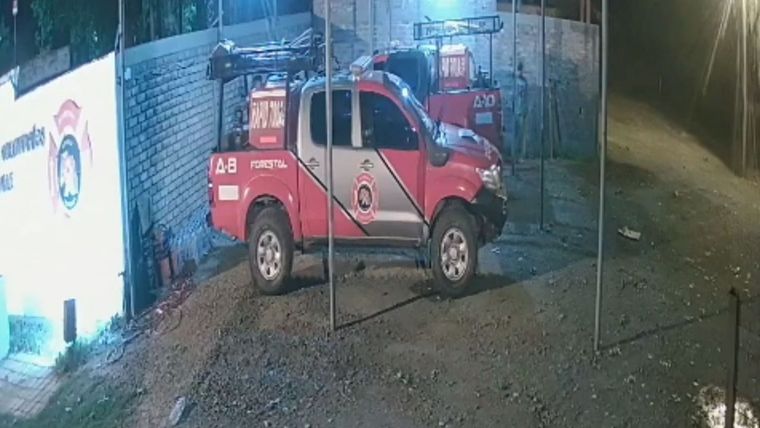 El delincuente antes de ingresar por una puerta lateral en el cuartel de bomberos voluntarios.&nbsp;