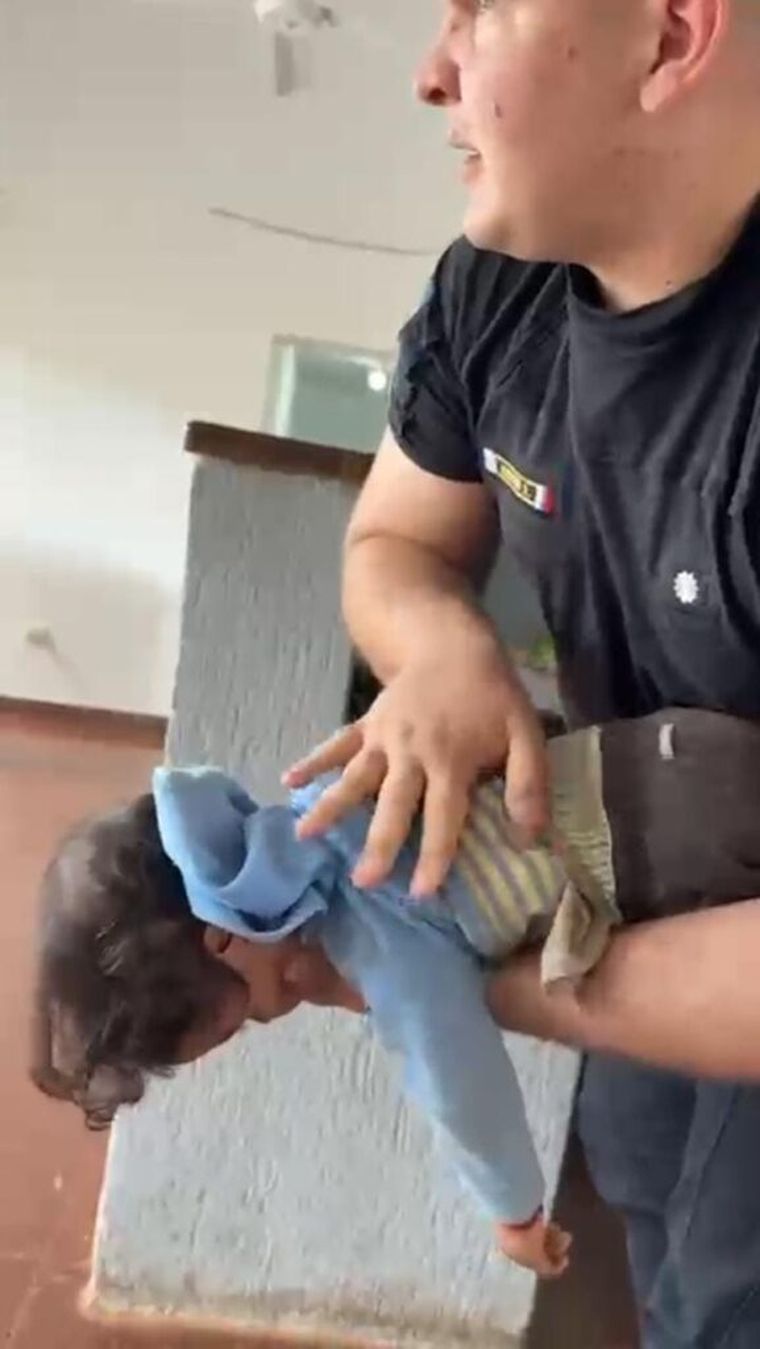 El oficial subayudante Sebastián Bandura en plena reanimación de Natanael.