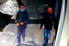 Rapidísimos En pocos segundos, los dos sujetos se las arreglaron para llevarse lo que querían.