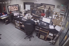 El hombre permanece internado en grave estado y el agresor se mantiene prófugo.