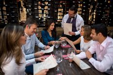Al momento de ordenar la comida, lo adecuado es pedir una opción que se haya probado  con anterioridad. Foto: Ceremonial Meetings  Consultores.