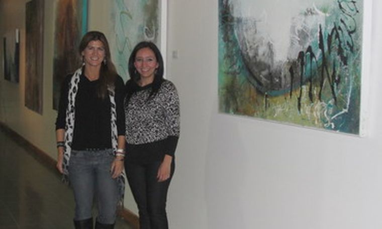 Paula Rivero y Gema Gallardo accardi, dos de las artistas plásticas que exponen en el aeropuerto. Foto: Gentileza