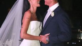 La pareja de recién casados terminó su boda con looks modernos y cómodos Foto: Movil Press