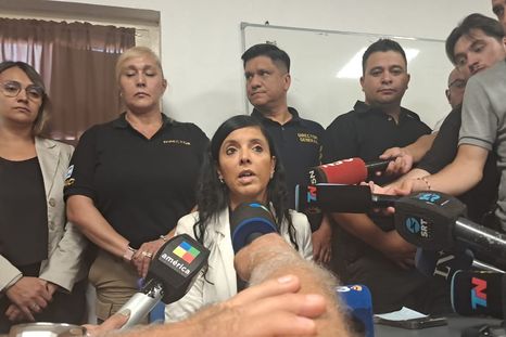La fiscal de Instrucción N°2 de Cosquín, Silvana Pen, confirmó que se investigan distintas hipótesis sobre la desaparición de la pequeña Esmeralda P. L., de 2 años. Foto: Carlos Paz Vivo La fiscal de Instrucción N°2 de Cosquín, Silvana Pen, confirmó que se investigan distintas hipótesis sobre la desaparición de la pequeña Esmeralda P. L., de 2 años. Foto: Carlos Paz Vivo