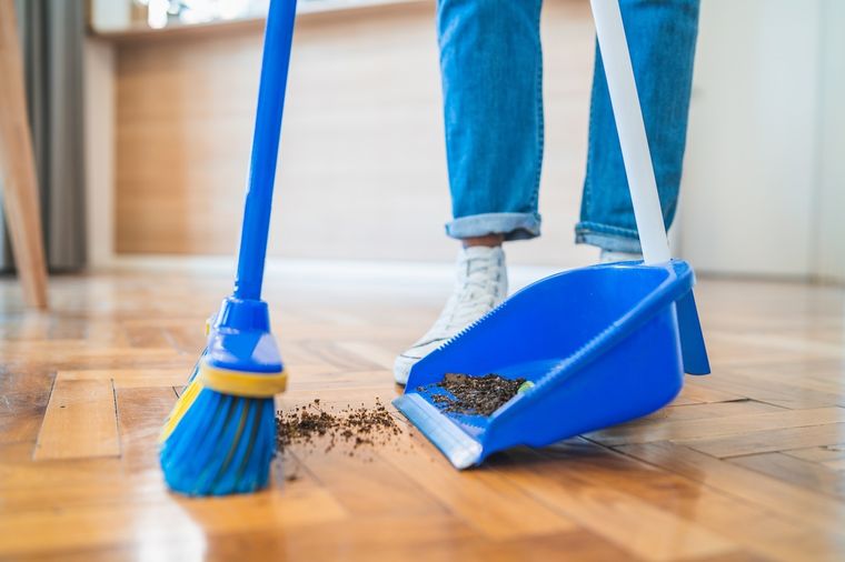 LIMPIAR Se barre para remover toda la basura en el piso Foto: SHUTTERSTOCK