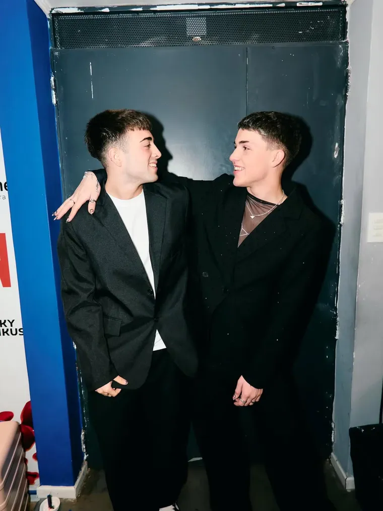 Juan Otero y su novio en el estreno de Pretty Woman.